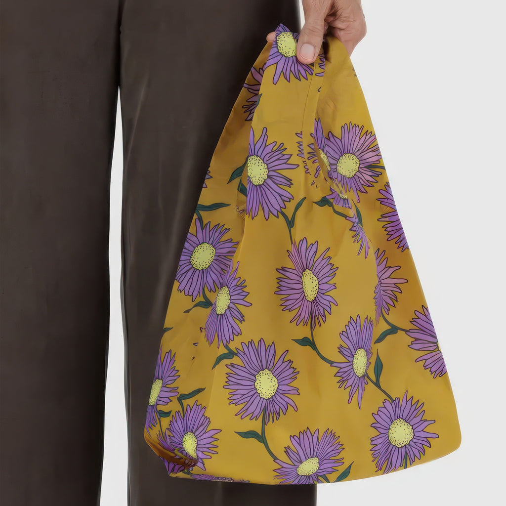 Baby Baggu Daisy Chain in hand.