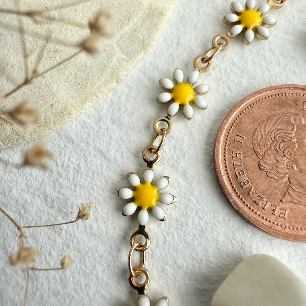 Close-up view of Flower Chain Necklace Enamel & Gold.