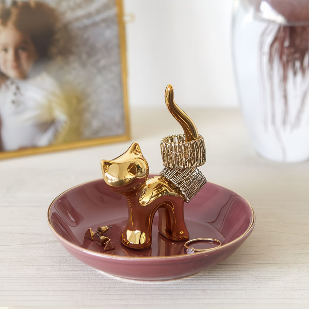 Gatto Ring Holder Gold on table.