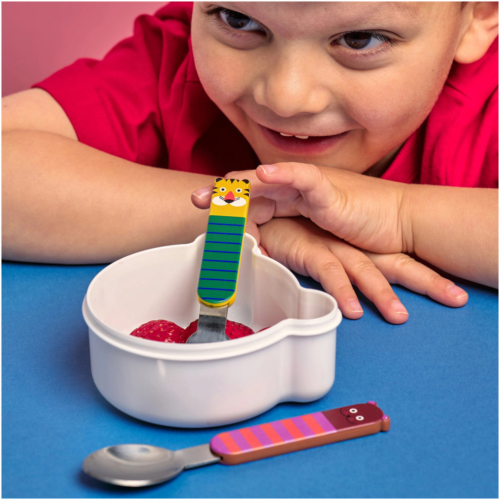 Kid using Kidoki Munch Mates.