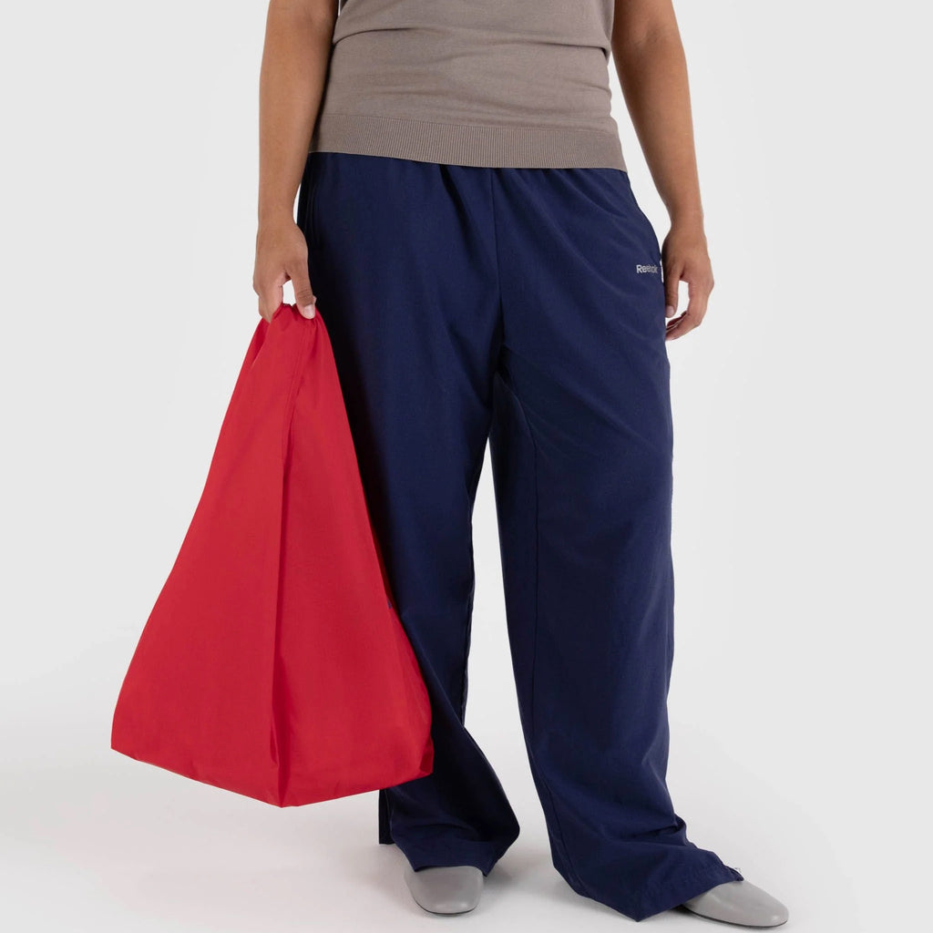 Person holding Standard Baggu Candy Apple.