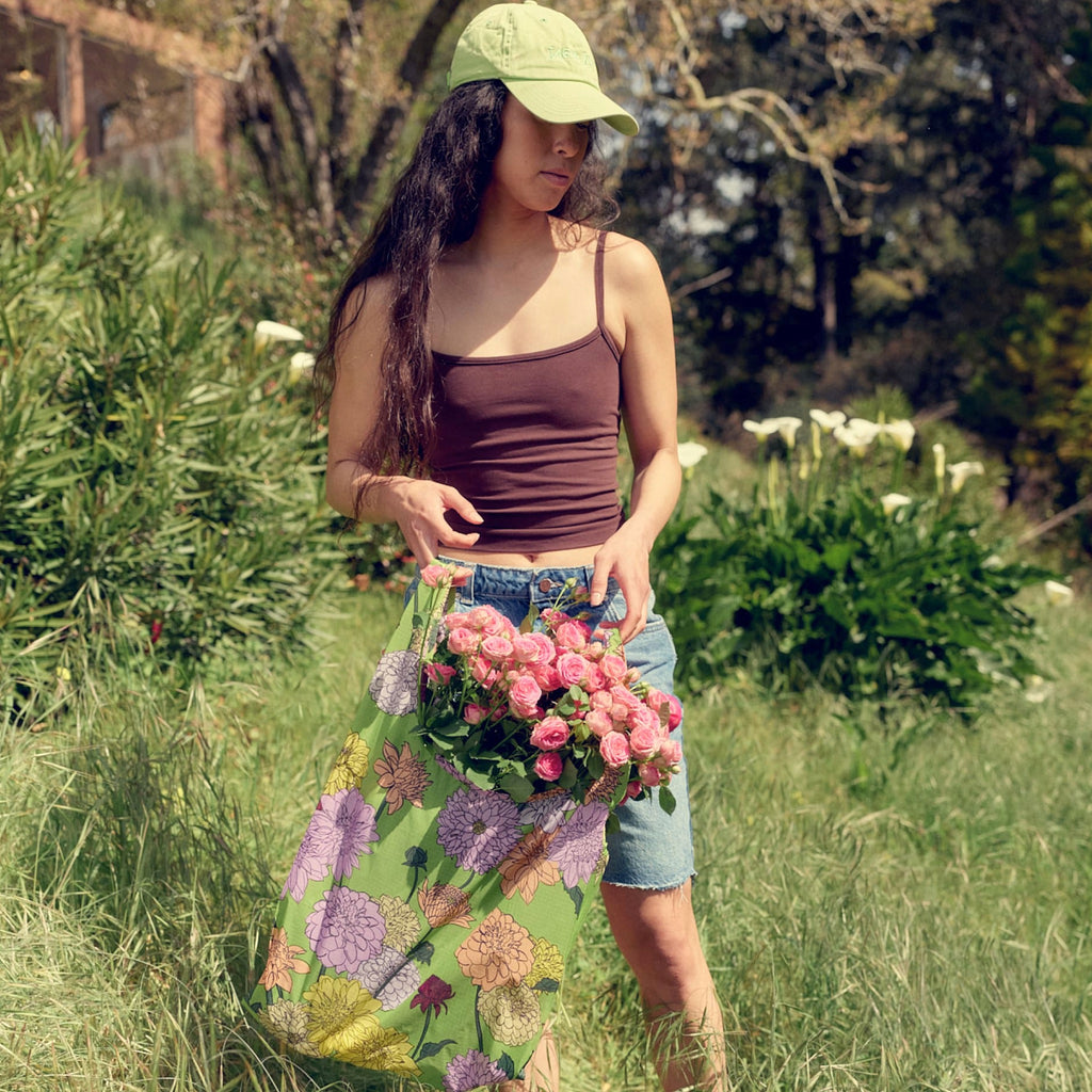 Person holding Standard Baggu Dahlia.