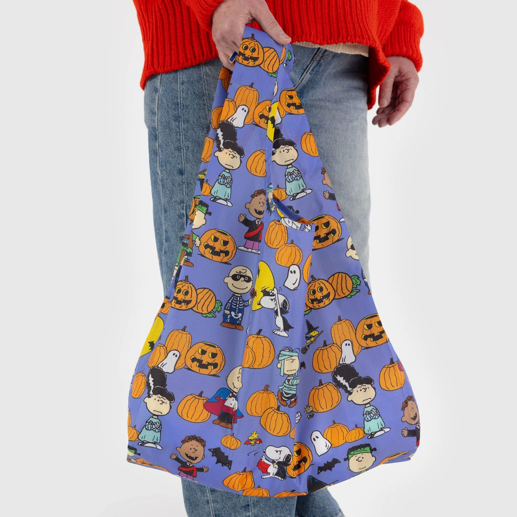 Person holding Standard Baggu Pumpkin Patch.