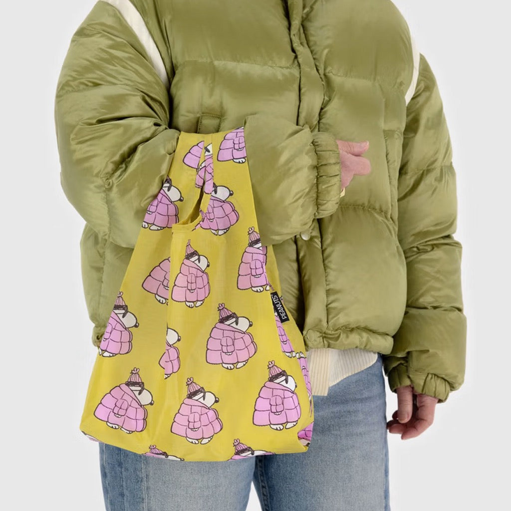 Person using Baby Baggu Puffer Snoopy Pink.