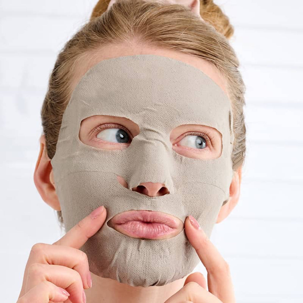 Person using SmartMud Detox Clarifying No-Mess Mud Mask.