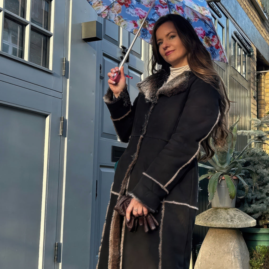Person using Tiny-2 Pretty Poeny Umbrella.