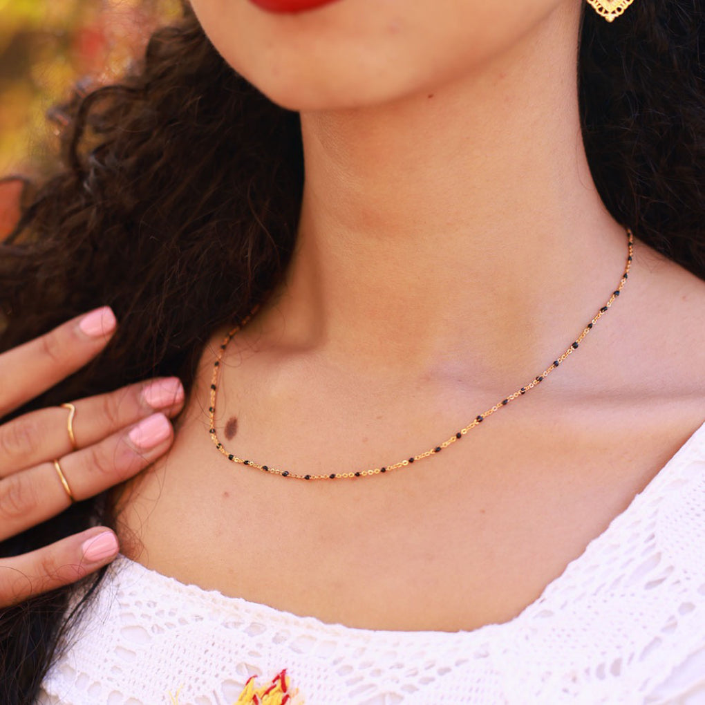 Person wearing Enamel Beaded Chain Necklace Black.