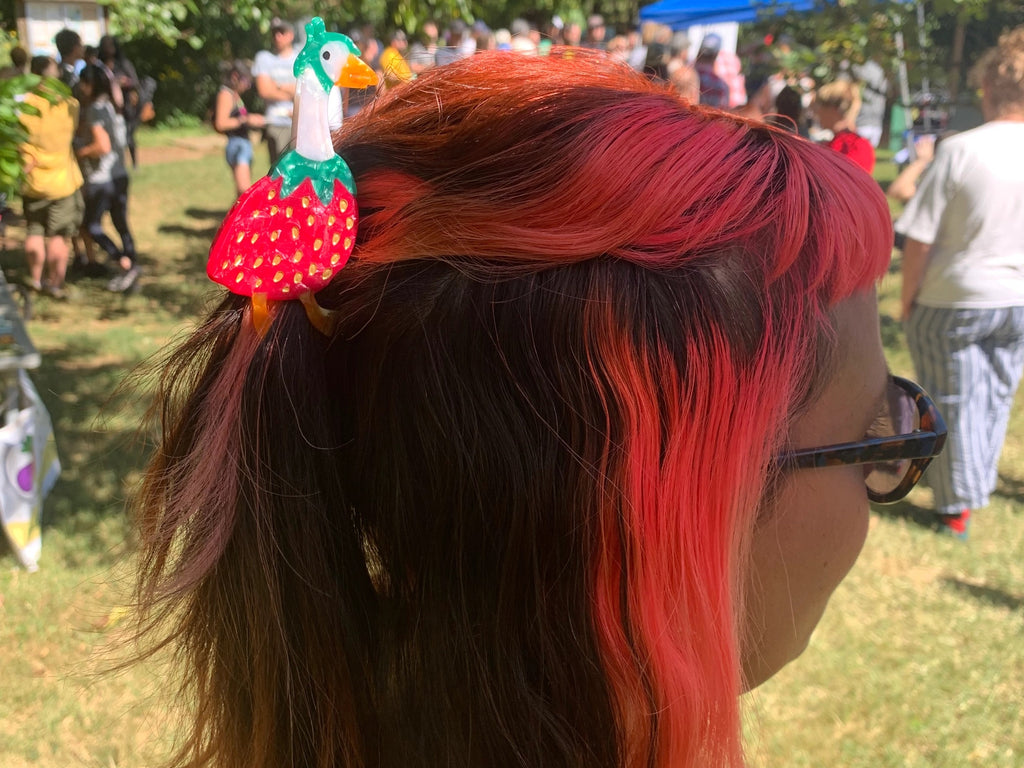 Person wearing Gooseberry Hair Claw.