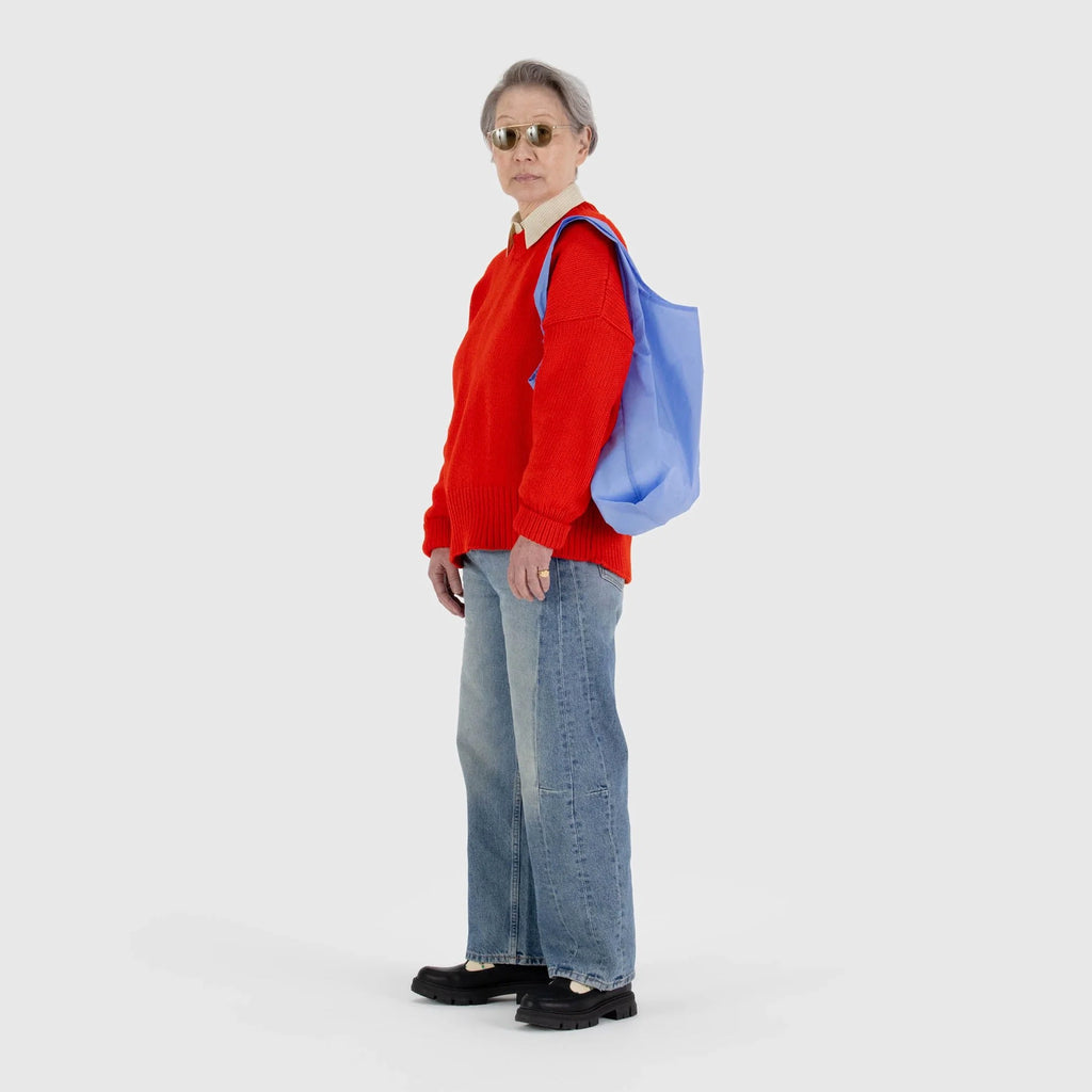 Person wearing Standard Baggu Cornflower Blue.