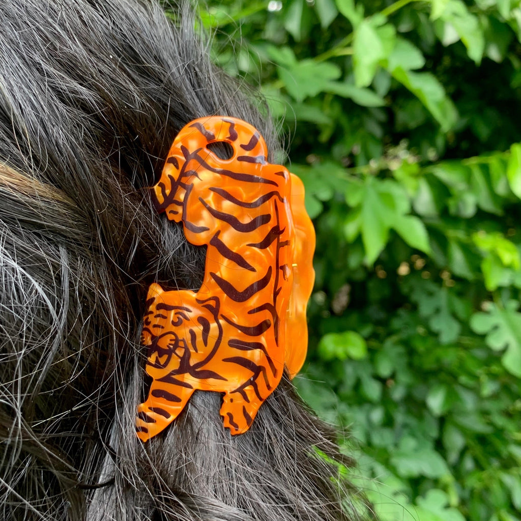 Person wearing Tiger Hair Claw.