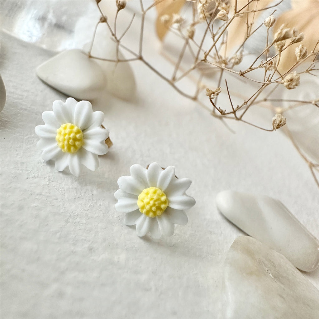 Porcelain Daisy Stud Earrings White.