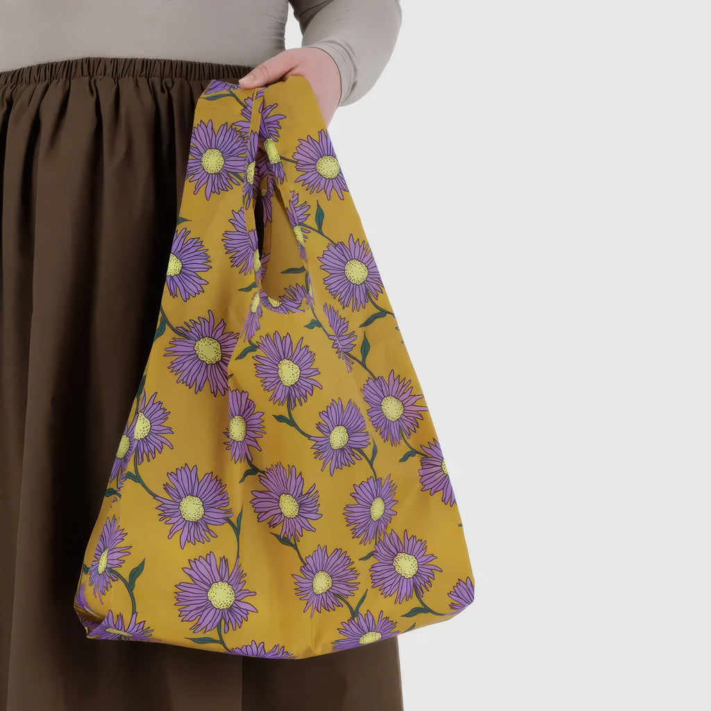 Standard Baggu Daisy Chain in hand.