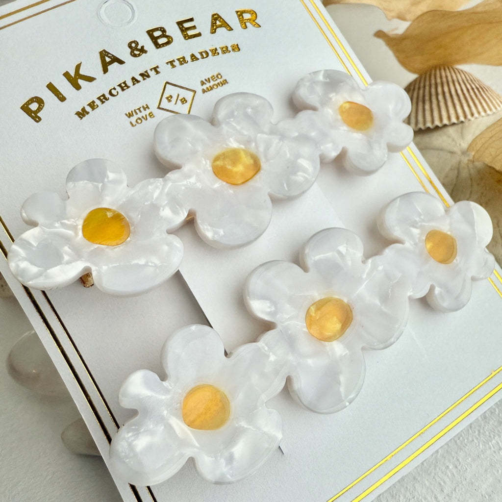 Triple Flower Duckbill Hair Clip White packaging.
