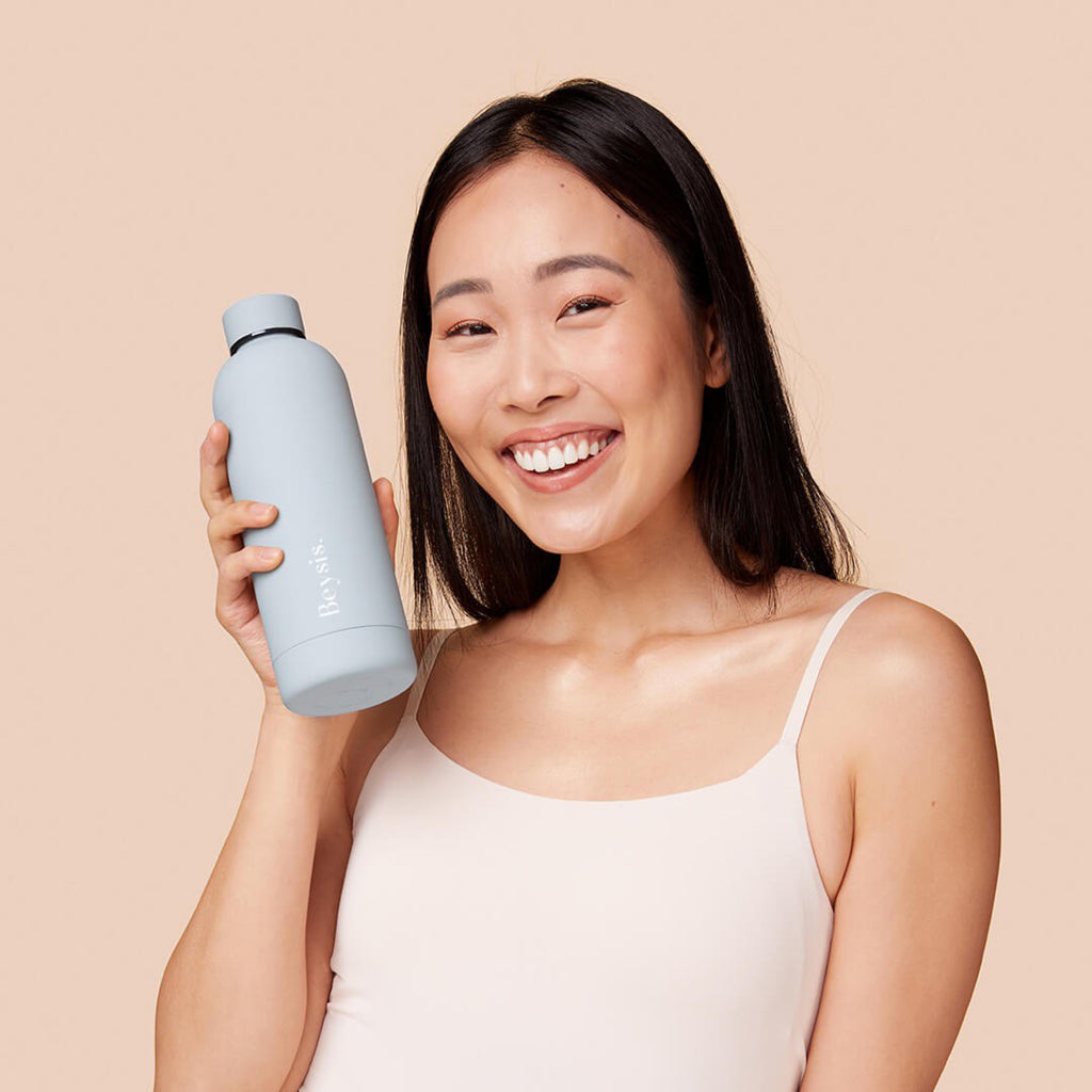 Beysis Water Bottle Matte with person.