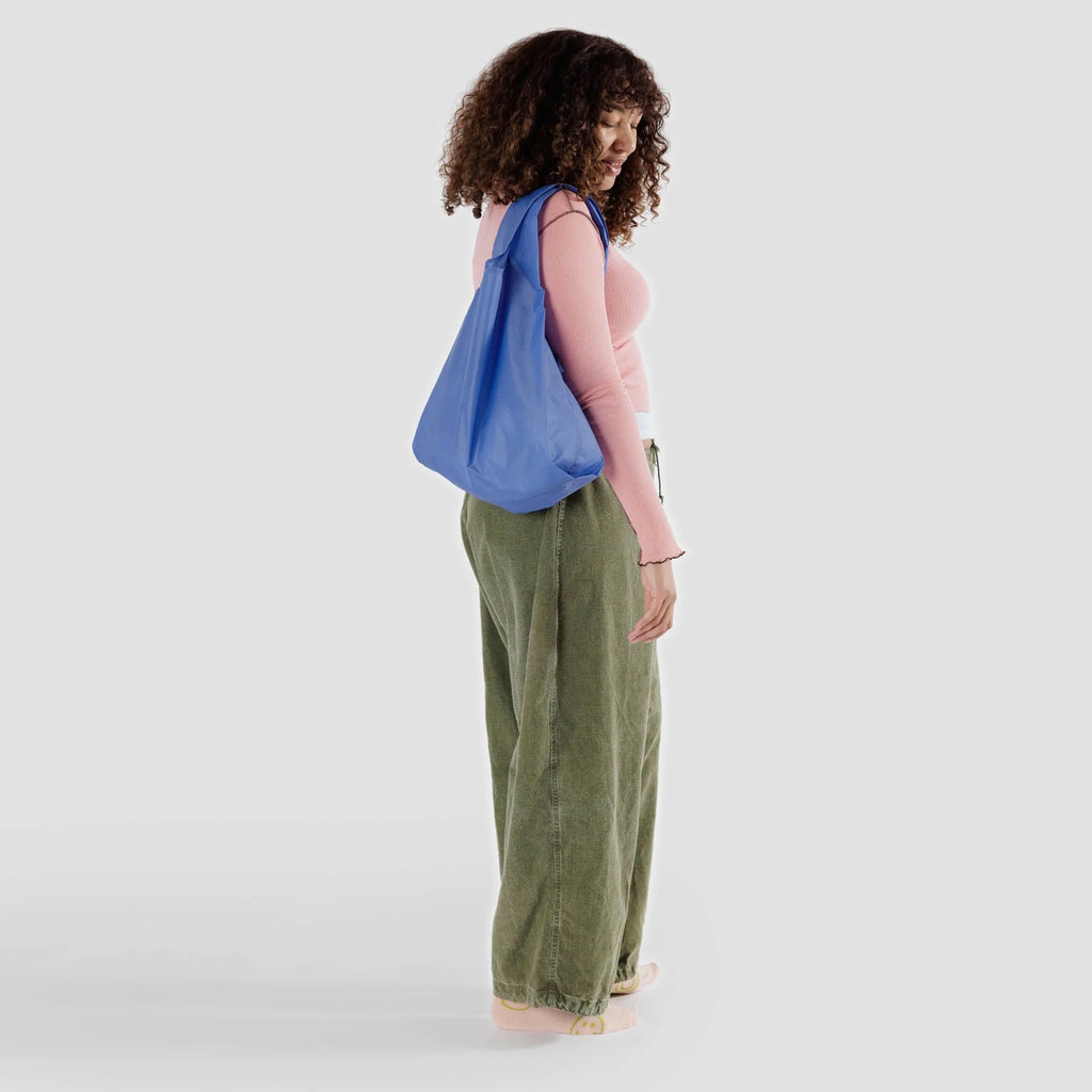 Person holding Standard Baggu Pansy Blue.
