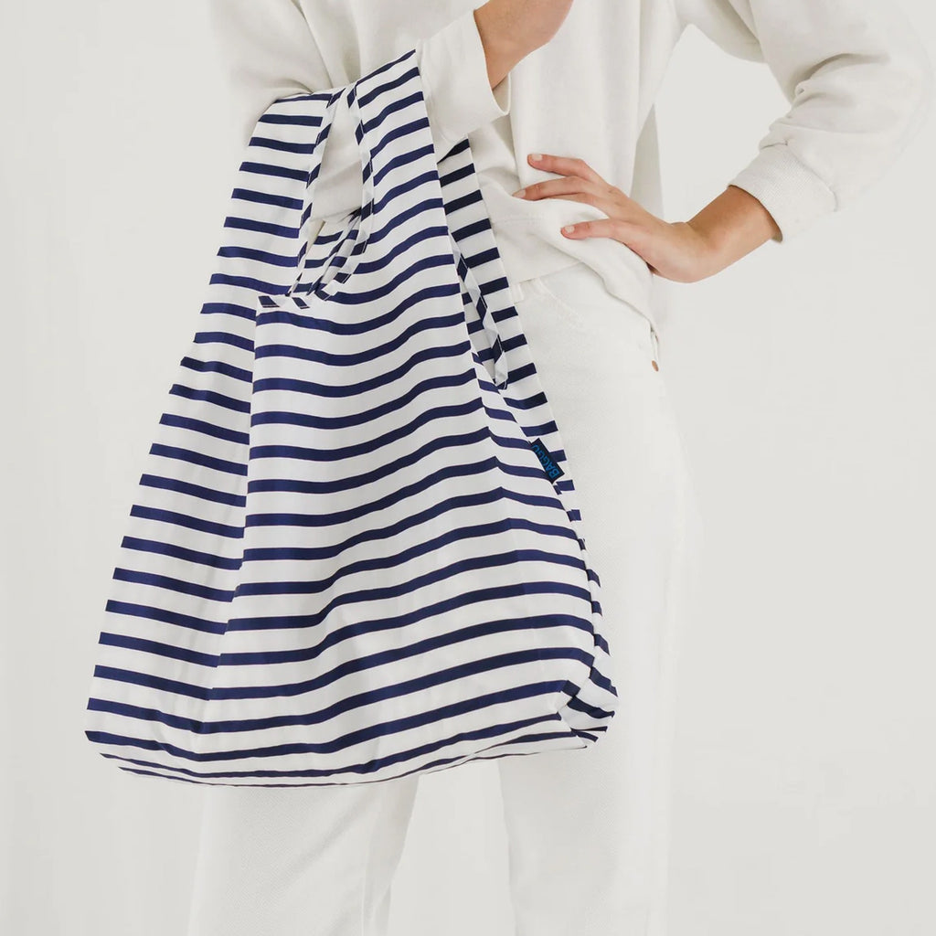 Person holding Standard Baggu Sailor Stripe.