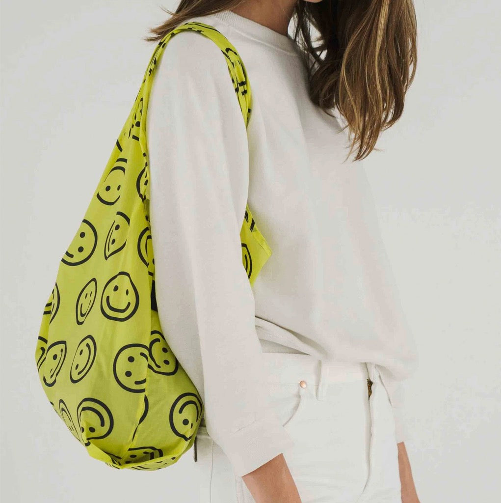 Person using Standard Baggu Yellow Smiley Face.